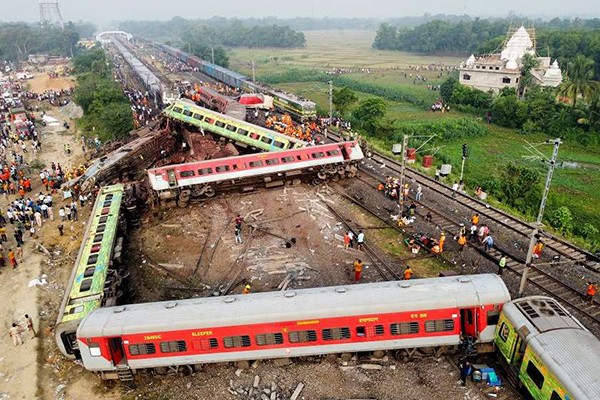 ინდოეთში მატარებლების შეჯახების შედეგად დაღუპულთა რიცხვმა 280-ს გადააჭარბა
