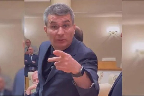 პლენარული სხდომის შესვენების დროს, ოპოზიციის წარმომადგენლებსა და მამუკა მდინარაძეს შორის სიტყვიერი დაპირისპირება მოხდა