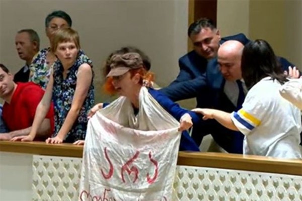 ვინ არის ქრისტინე ტალახაძე, რომელმაც პარლამენტის სხდომათა დარბაზში დეპუტატებს თავზე რუსული რუბლები გადმოაყარა