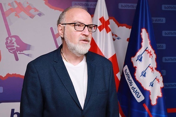 დავით ქართველიშვილი: სპეცოპერაცია „ხელისუფლების აყირავებაში“ აქტიური როლი მიუძღვნის გიორგი მელაშვილს, ,,თავისუფალი უნივერსიტეტის“ ლექტორს, რომელიც მჭიდრო ურთიერთობაშია „ფრანკლინის კლუბის“ ლიდერებთან