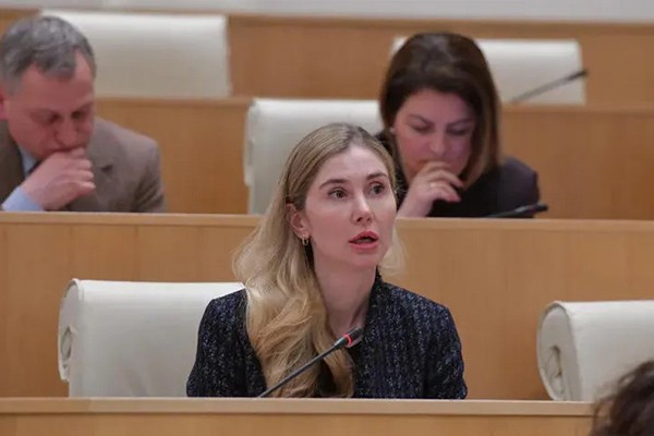 თინა ბოკუჩავა: როგორ შეიძლება პარლამენტის თავმჯდომარემ, რომელიც ყველგან და ყოველთვის პარტიულ მიკერძოებას ავლენს, პრეზიდენტის ინსტიტუტი ჩაანაცვლოს?! - არის თუ არა ეს ქვეყნის ევროინტეგრაციის პროცესის მორიგი საბოტაჟირება?