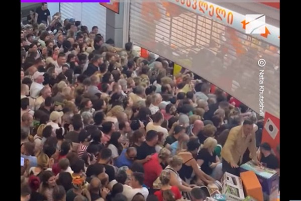 საიუბილეო ფასდაკლების გამო, ერთ-ერთი მაღაზიის რიგში დილიდან ასობით მომხმარებელი ჩადგა (ვიდეო)