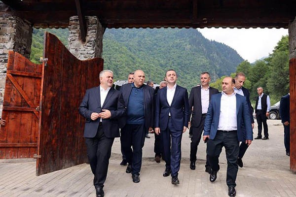 პრემიერ-მინისტრმა ლენტეხში მჟავე წყლის განახლებული  ტერიტორია დაათვალიერა