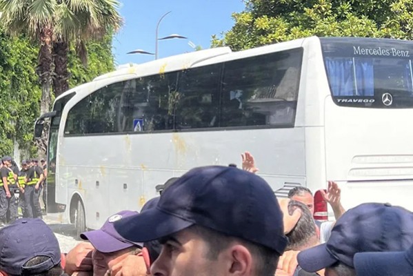 ბათუმის პორტთან მიმდინარე აქციის მონაწილეებმა საკრუიზო გემ „ასტორია გრანდეს“ და ავტობუსებს, რომლითაც გემის რუსი მგზავრები გამოიყვანეს, კვერცხები და ბოთლები დაუშინეს