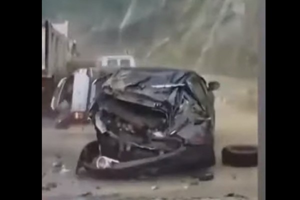 უზარმაზარმა ლოდმა მანქანა ერთ წამში გააბრტყელა (ვიდეო)