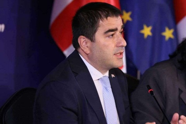 შალვა პაპუაშვილი: სინამდვილეში საქართველოში არანაირი პოლიტიკური მრავალფეროვნება არ არსებობს - ოპოზიციურ ფლანგზე არის „ნაციონალური მოძრაობა“ და მისი ქოლგის ქვეშ მოქმედი პარტიები, რომლებიც მისი ნაწილი არიან