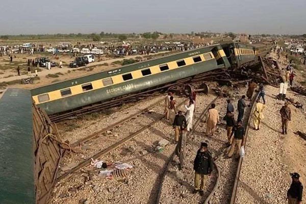 პაკისტანში, მატარებლის ლიანდაგიდან გადასვლას სულ მცირე 30 ადამიანი ემსხვერპლა