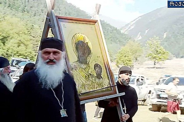 სტიქიის ზონაში ნიკორწმინდელმა ეპისკოპოსმა ვახტანგმა სამღვდელოებასთან ერთად დიდ პანაშვიდი გადაიხადა