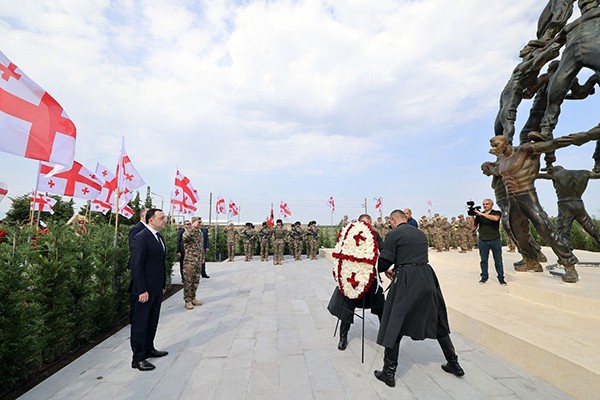 პრემიერი: დღეს პატივს მივაგებთ ჩვენს გამორჩეულ, სახელოვან შინდისის გმირებს. 15 წელი გავიდა მათი გმირული დაღუპვიდან, მათ საკუთარი სიცოცხლე შესწირეს სამშობლოს და დაგვიტოვეს უზარმაზარი გმირობის, თავდადების, თავგანწირვის მაგალითები