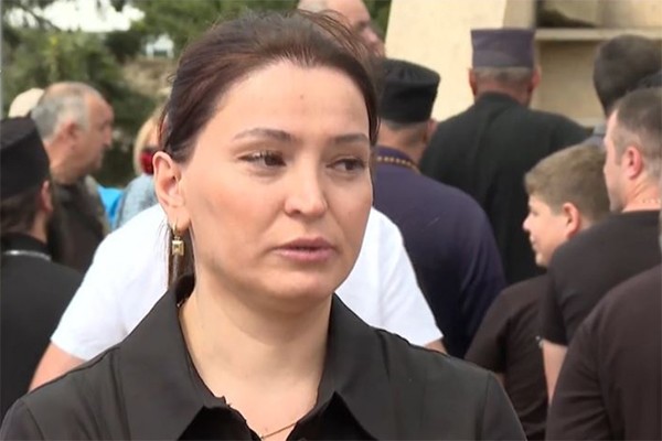 შინდისის გმირის და: შეძახილები იყო, რომ ტყვედ ჩაჰბარებოდა. დაელოდა მტრის მოახლოებას, ჩაიხუტა თავისი ნათლული და თავი აიფეთქა