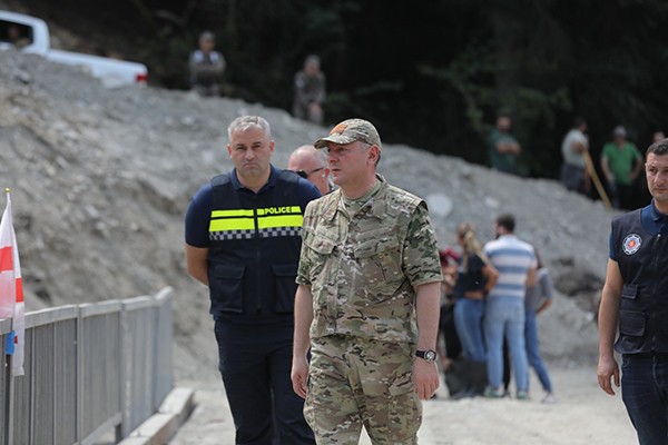 შინაგან საქმეთა მინისტრი სტიქიის ზონაში რჩება