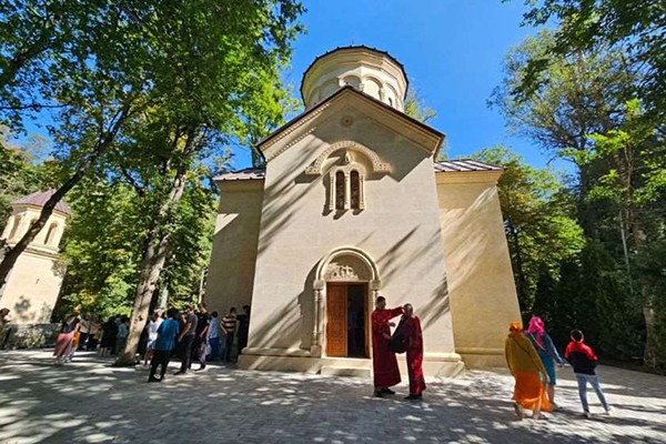 პატრიარქის ქორეპისკოპოსმა, თეოდორემ აბასთუმანში ახალაგებული ფერისცვალების სახელობის ტაძარი აკურთხა, რომელიც ბიძინა ივანიშვილის ოჯახის ძალისხმევით აშენდა