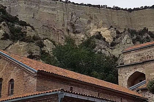 გეოლოგიის დეპარტამენტის წარმომადგენელი შიო-მღვიმის მონასტერთან კლდის ჩამოშლაზე: მნიშვნელოვანია, განხორციელდეს ხევის კალაპოტის გაწმენდითი სამუშაოები, რათა აღნიშნულმა კალაპოტმა დაუბრკოლებლად გაატაროს მოსალოდნელი შემდგომი ნაკადი