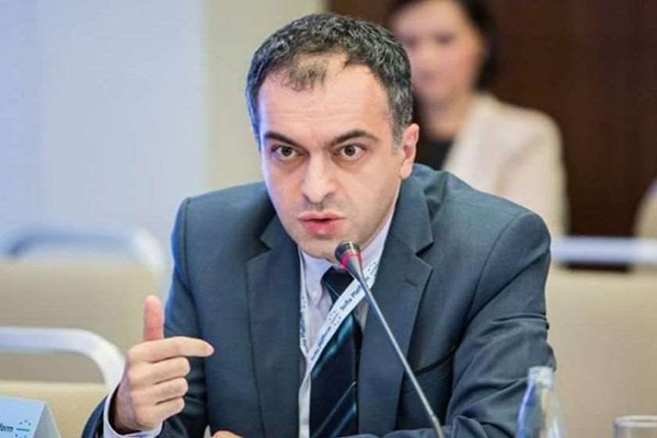 თორნიკე შარაშენიძე: ზოგიერთი გენიოსი გვასწავლის ჭკუას და გვეუბნება, რომ ქვეყანას ააშენებს თუკი აირჩევენ. ოღონდ თურმე, არ ირჩევენ იმიტომ, რომ ხალხი მის დონემდე ვერ ამაღლდა