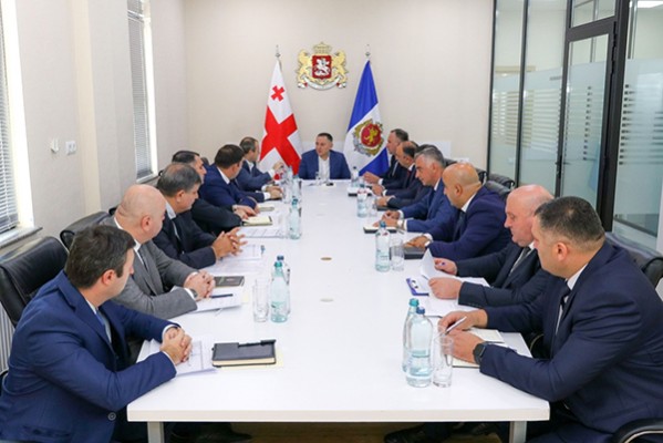 ვახტანგ გომელაურმა ქვემო ქართლის პოლიციის დეპარტამენტის დანაყოფების ხელმძღვანელებთან სამუშაო თათბირი გამართა