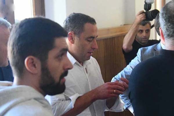 პარლამენტში ირაკლი ზარქუა და ვიქტორ სანიკიძე გიორგი ვაშაძეს ფიზიკურად დაუპირისპირდნენ