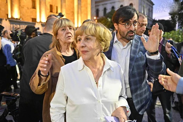 გიული ალასანია: მიყვარს, როდესაც ხალხი აქტიურობს, ხშირად ისმის წუწუნი, რომ ხალხი დაიღალა, მაგრამ ხალხის ენერგია უშრეტია - დაუსახლებელ კუნძულზე ხომ არ ვცხოვრობთ, ჩვენ უნდა ვმონაწილეობდეთ მსოფლიო პროცესებში