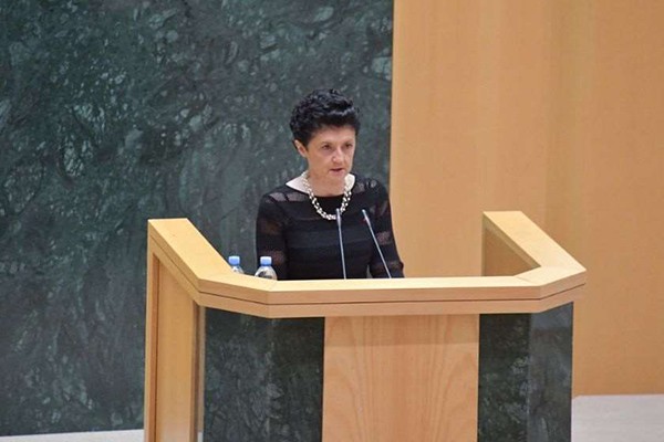 თეა წულუკიანი: დესტრუქციულ ოპოზიციას დარბაზში არ ჰყავდა კაცები. ჰყავდათ მხოლოდ 4 ნერვებაშლილი ქალი და არმაზ ახვლედიანი. ლუზერებით და უზრდელებით, ოპოზიციური პარტიები ვერსად გაფრინდებიან