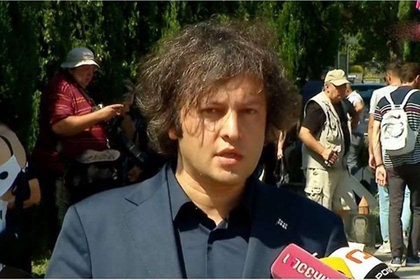 ოპოზიცია ამტკიცებდა, თითქოს ეროვნული ბანკის პრეზიდენტმა რეგულაცია კონკრეტულად ოთარ  ფარცხალაძის გამო შეიტანა ბრძანებაში, დღეიდან ეს რეგულაცია ფარცხალაძეზე საერთოდ ვეღარ გავრცელდება, გამომდინარე იქიდან, რომ ის კარგავს საქართველოს მოქალაქეობას