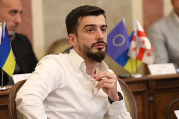 კონსტანტინე ზარნაძე: „ნაცმოძრაობის“ წევრი ჩვენ გვადანაშაულებს წამლისა და იარაღის ჩადებაში, ხალხის დაჭერასა და წამებაში, როდესაც სხდომათა დარბაზში დღესაც უზით ფრაქციის წევრი, რომელსაც აღიარებული აქვს წამებაც, იარაღის ჩადებაც