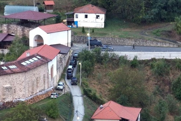 „როიტერი: კოსოვოში შეიარაღებული პირები ჯავშანტექნიკით ერთ-ერთ სოფელში შეიჭრნენ, პოლიციას ცეცხლი გაუხსნეს და სერბულ მართლმადიდებლურ მონასტერში გამაგრდნენ