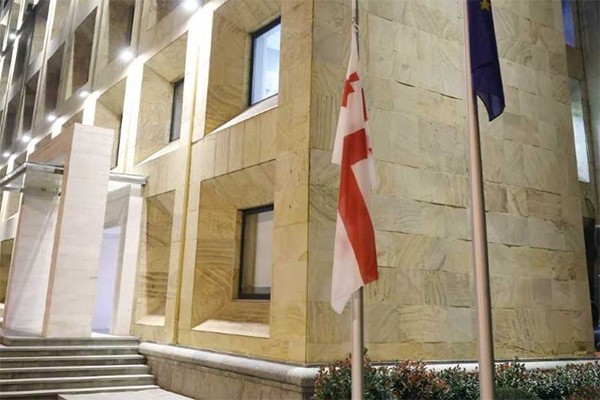 სოხუმის დაცემის დღესთან დაკავშირებით და აფხაზეთის ომში დაღუპულთა ხსოვნის პატივის მიგების მიზნით მთავრობის ადმინისტრაციის შენობაზე სახელმწიფო დროშა დაეშვა
