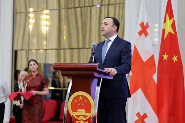 ჩემთვის დიდი პატივია მოგმართოთ ჩინეთის სახალხო რესპუბლიკის ეროვნულ დღესთან დაკავშირებით გამართულ წვეულებაზე,სადაც ღირსშესანიშნავი ქვეყნის დაარსებას აღვნიშნავთ; იმ ქვეყნისას, რომელიც გამოირჩევა თავისი მდიდარი კულტურით, ისტორიით