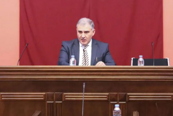 მიხეილ სარჯველაძემ ადამიანის უფლებათა კომიტეტის სხდომაზე ხატია დეკანოიძის მიერ კითხვის დასმას „ხულიგნობა“ უწოდა და ოპოზიციონერ დეპუტატს მიმართა, რომ „ლავროვი როცა უჭირთ, „პადაჩას“ აწვდის“