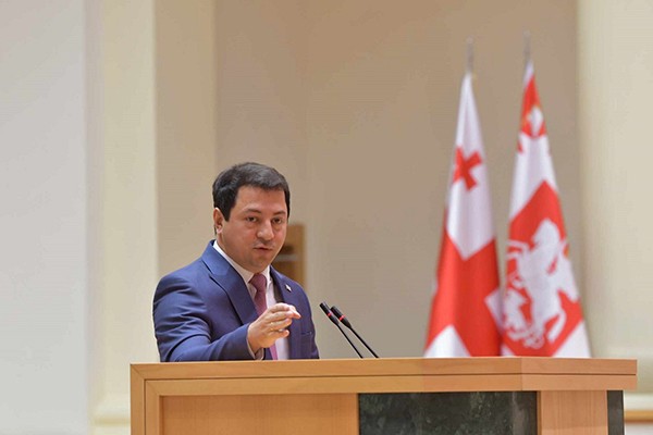 არჩილ თალაკვაძე ოპოზიციას: როდის ხართ გულწრფელები, როცა ამბობთ ქვეყანა გაღარიბდა და უკან-უკან მიდის, თუ ახლა რომ გამოდიხართ და პოპულისტურ განცხადებებს აკეთებთ სად უნდა დავხარჯოთ გაზრდილი ბიუჯეტი?