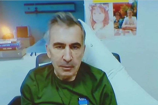 სახალხო დამცველის კონსილიუმი სააკაშვილზე: სახეზეა დადებითი დინამიკა, ძილი გაუმჯობესებულია, აღარ აღნიშნავს კოშმარულ სიზმრებს, თუმცა კვლავ რჩება კუნთთა ატროფია, ნეიროპათია, კოგნიტიური გაუარესება
