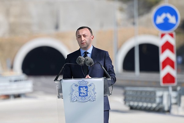 ირაკლი ღარიბაშვილი:  ჩვენ დღეს საზეიმოდ გავხსენით 27-კილომეტრიანი, 4-ზოლიანი ახალი მაგისტრალური გზა, რომელიც მოიცავს 65 ხიდსა და 38 გვირაბს