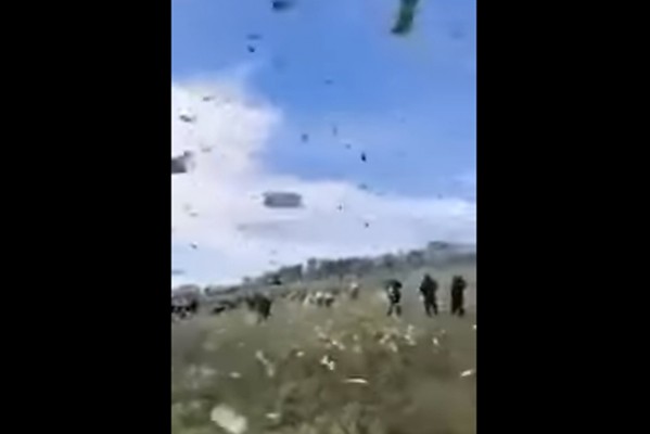 ვერტმფრენიდან მილიონი დოლარი გადმოყარეს (ვიდეო)