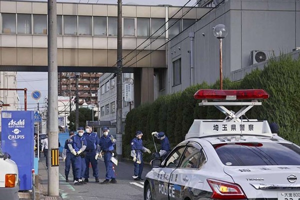 იაპონიაში, ერთ-ერთ საავადმყოფოში შეიარაღებულმა პირმა ორი ადამიანი დაჭრა, შემდეგ კი ფოსტის შენობაში მძევლები აიყვანა