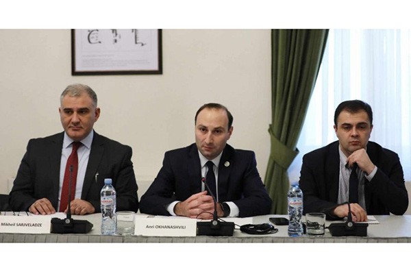 საპარლამენტო უმრავლესობის წევრები ვენეციის კომისიის დელეგაციას შეხვდნენ