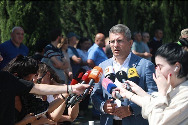 მამუკა მდინარაძე: „მთავარი არხი“ რჩება ვითომ თავის პრინციპებზე, ანუ „ნაცად“, „ფორმულა“ - კიდევ უფრო „ნაცად“, ხოლო „ტვ პირველი“ ცდილობს, ე.წ. შუას პლატფორმა გახდეს