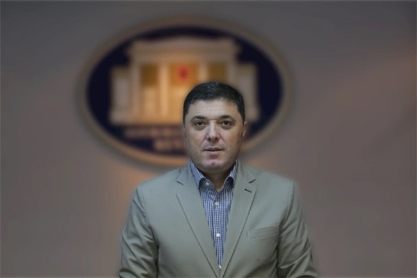 კრეშნიკ ცოლაკუ: ალბანეთის ევროპული ოცნება როცა დაიწყო, 19 წლის ვიყავი. ახლა შვილი მყავს 19 წლის და მე 52 წლის ვარ. მთელი თაობა შეიცვალა ლოდინში. როგორც ჩანს ალბანეთის ევროპული ოცნება დაუსრულებელი პროცესია