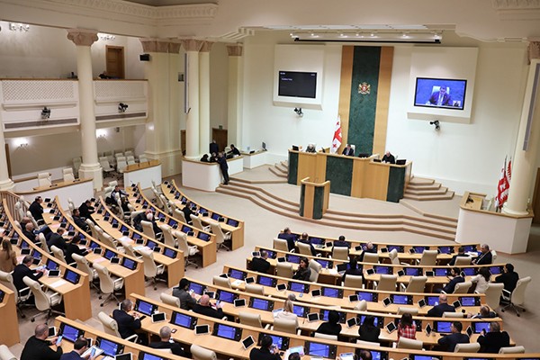 შსს-ის მიერ მომზადებულ საკანონმდებლო ცვლილებათა პაკეტს, რომელიც სატრანსპორტო საშუალების ზამთრის საბურავებით აღჭურვის ვალდებულებას ითვალისწინებს პარლამენტმა მეორე მოსმენით მხარი დაუჭირა