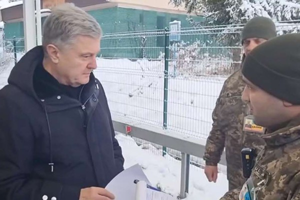 პეტრო პოროშენკო აცხადებს, რომ უკრაინელმა მესაზღვრეებმა ის პოლონეთსა და აშშ-ში ოფიციალურ მივლინებაში არ გაუშვეს
