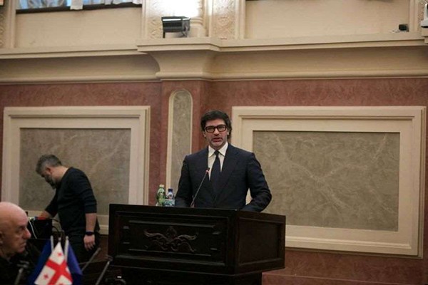 კახა კალაძე საკრებულოს ოპოზიციონერ დეპუტატებს: მადლობას თქვენც იმსახურებთ, რადგან ცილისმწამებლური განცხადებებით მოსახლეობას სწორი გადაწყვეტილებების გამოტანაში ეხმარებით