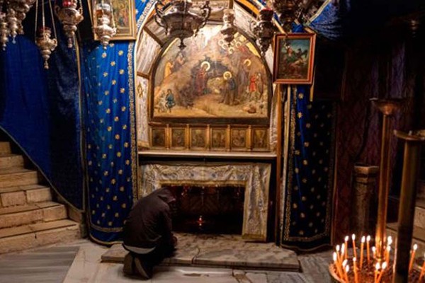 მედიის ცნობით, ახლო აღმოსავლეთში მიმდინარე ომის გამო, ბეთლემში კათოლიკე მორწმუნეები შობას არ აღნიშნავენ