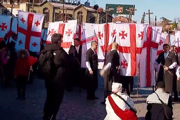 თბილისში საშობაო „ალილოს“ მსვლელობა მიმდინარეობს