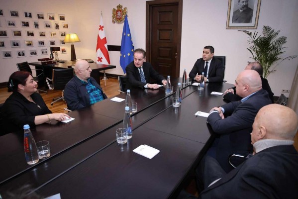 შალვა პაპუაშვილმა საქართველოს პარლამენტის ეროვნული ბიბლიოთეკის ხელმძღვანელ პირებს ახალი დირექტორი წარუდგინა