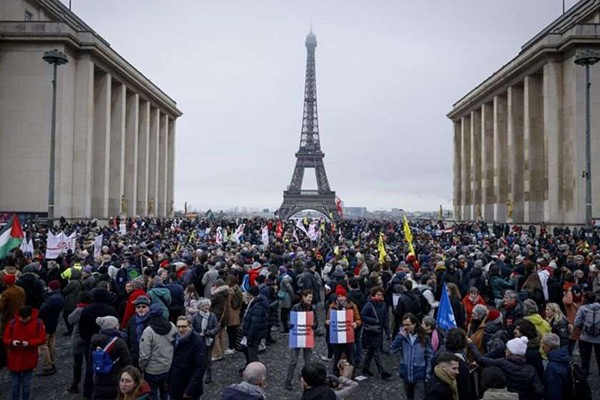 პარიზში ათასობით ადამიანი ახალი საიმიგრაციო კანონის გასაპროტესტებლად გამოვიდა