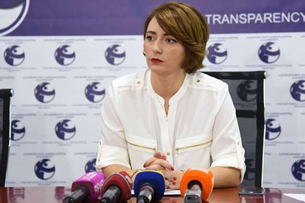ეკა გიგაურმა სოციალურ ქსელში დაბლოკა „ქართული ოცნების“ დეპუტატი ლევან ქარუმიძე, რომელმაც ის კორუფციის აღქმის ინდექსით მანიპულირებაში ამხილა