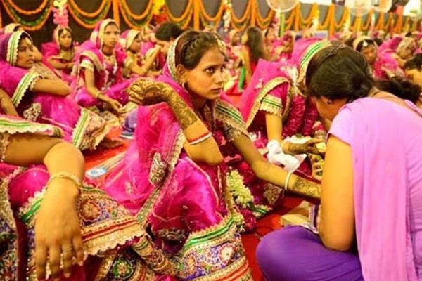 ინდოეთში 129 წყვილმა ერთად იქორწინა