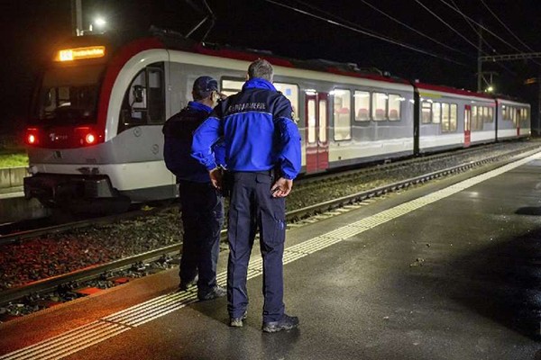შვეიცარიის პოლიციამ მოკლა ნაჯახითა და დანით შეიარაღებული ირანელი, რომელმაც მატარებელში 15 მძევალი აიყვანა