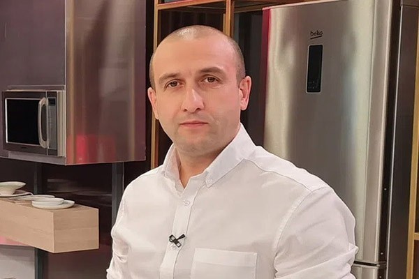 იაგო ხვიჩია ოპოზიციის დაპირებაზე: ნუ არიან წუწკები - 1000-ლარიან პენსიას რატომ ჰპირდებიან არ მესმის, 10 000-იანი ხომ სჯობს? - მარტო „მერსედესის“ ქარხანა რა შუაშია, იქვე „ტესლა“ და „ბე-ემ-ვეც“ რომ იყოს არ სჯობს?