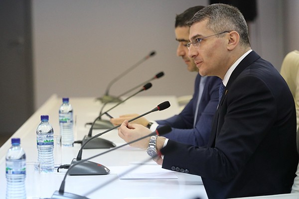 „ქართული ოცნება“ ცენტრალურ ოფისში გამართულ საპარლამენტო უმრავლესობის სხდომა გაიმართა