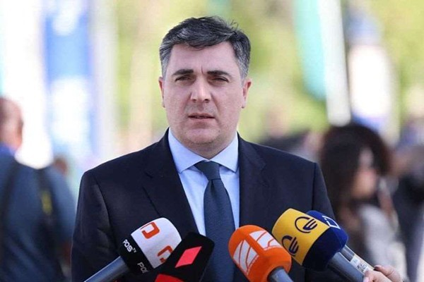 ილია დარჩიაშვილი: პრემიერი გამართავს მაღალი დონის შეხვედრებს. ორმხრივი შეხვედრების ფორმატში იქნება საუბარი, თუ როგორ გეგმავს ჩვენი ქვეყანა, პრემიერ-მინისტრი, მისი მთავრობა ევროინტეგრაციის პროცესს