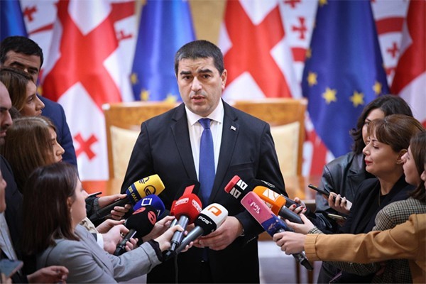 შალვა პაპუაშვილი: „ლელო“, „სტრატეგია აღმაშენებელი“ და სხვა პარტიები ვითომ ცალკე გამოდიან, სინამდვილეში, ერთი ოჯახის წევრები არიან, ვნახეთ ამ ოჯახმა რა უბედურებაც დაატრიალა 2012 წლამდე